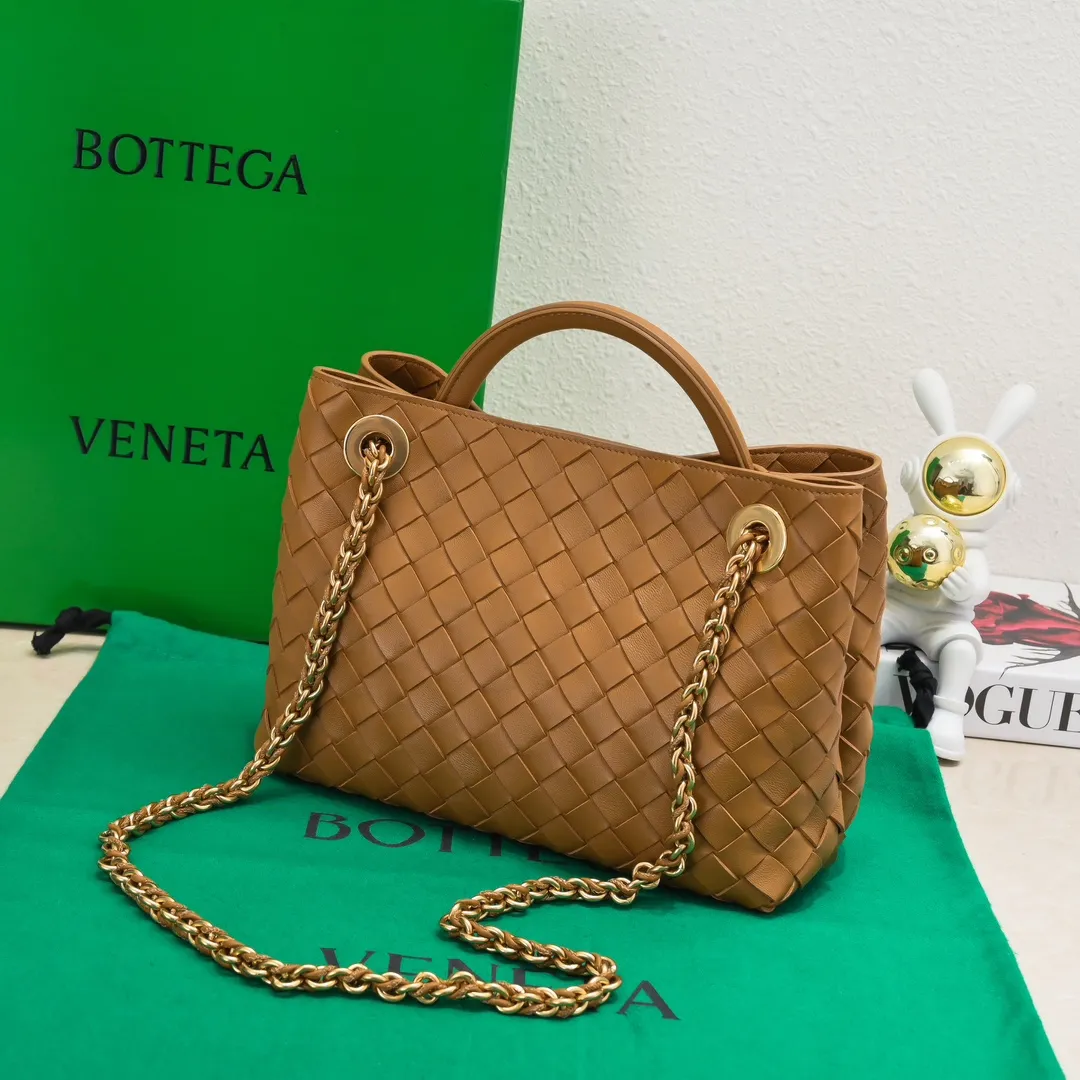 Batch 1960 BOTTEGA VENETA 2024 spring and summer new small ANDIAMO chain bag is also available! 🔥🔥I believe many friends have been waiting for a long time. The metallic chain adds a touch of sophistication to the original softness and elegance of Andiamo. The collision of classic craftsmanship and elegance creates a different kind of beauty. Style number: 6008 Size: 25*22*10.5cm